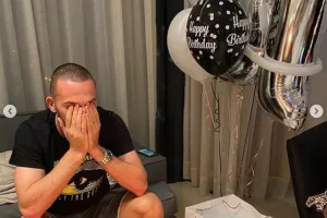 Με κλειστά μάτια/Μπεν Σαχάρ