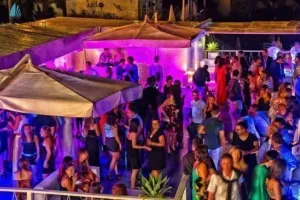 (Xόρευαν οι πελάτες/Πρόστιμο 8 χιλιάδων ευρώ σε κέντρο διασκέδασης στον Πρωταρά