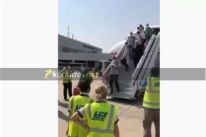 ΒΙΝΤΕΟ: Υποδέχθηκαν με χειροκρότημα και "μπράβο" την αποστολή! 
