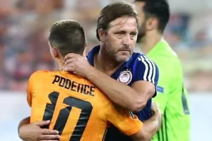 Οι αγκαλιές του Ποντένσε με τον Μαρτίνς και τους «ερυθρόλευκους» (φώτος)