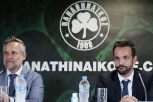 Εχει 7 εξτρέμ, 6 φορ και 0 δεξιούς μπακ μία εβδομάδα πριν από την πρώτη προπόνηση!