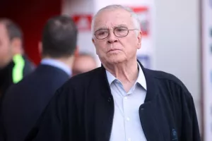 Μεσίστιες οι σημαίες στα γραφεία του Ολυμπιακού (φώτο)