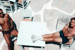 Το photoset του Τσιτσιπά από την Μύκονο