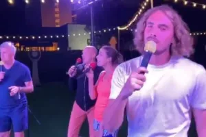 Ο Τσιτσιπάς τραγουδάει καραόκε το «Ιmagine» του Λένον (βίντεο)