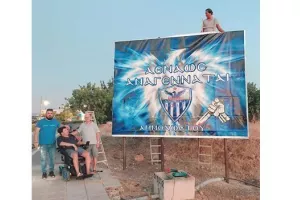 ΑΝΟ/Ο Μ. Στεργίδης τοποθέτησε δυο μεγάλες πινακίδες με το Φοίνικα