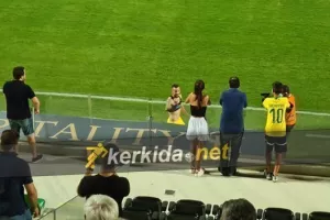 ΒΙΝΤΕΟ/Η φανέλα στην κερκίδα... χωρίς να βλέπει