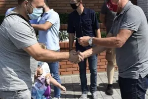 Αντίπαλος Ομόνοιας/Μοίρασε δωρεάν διαρκείας σε ΑμεΑ (φώτος)