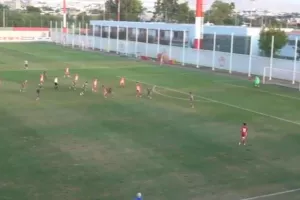 Απίθανη γκολάρα από 18χρονο! (βίντεο)