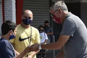 Αντίπαλος Ομόνοιας/Μοίρασε δωρεάν διαρκείας σε ΑμεΑ (φώτος)