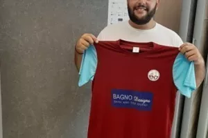 ΦΩΤΟΣ/Παραδόθηκαν οι πρώτες φανέλες των χορηγών