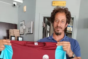 ΦΩΤΟΣ/Παραδόθηκαν οι πρώτες φανέλες των χορηγών