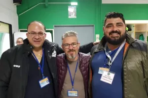 "Ο Τζον πηγαινοέρχεται νευρικά, το ένα τσιγάρο πίσω από το άλλο..."