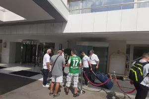 (Φώτος/βίντεο) Στο ξενοδοχείο η αποστολή της Ομόνοιας 