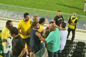 (ΦΩΤΟΣ) Ένταση στην εξέδρα, παρέμβαση Καραπατάκη!