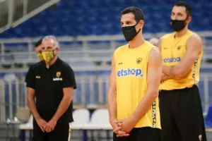 Σε κλειστό κύκλο έγινε ο αγιασμός στην μπασκετική ΑΕΚ (φώτος)