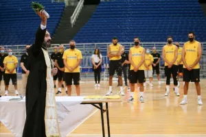 Σε κλειστό κύκλο έγινε ο αγιασμός στην μπασκετική ΑΕΚ (φώτος)