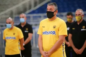Σε κλειστό κύκλο έγινε ο αγιασμός στην μπασκετική ΑΕΚ (φώτος)