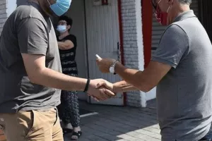 Αντίπαλος Ομόνοιας/Μοίρασε δωρεάν διαρκείας σε ΑμεΑ (φώτος)