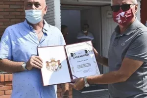 Αντίπαλος Ομόνοιας/Μοίρασε δωρεάν διαρκείας σε ΑμεΑ (φώτος)