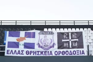 Ανέβασε... το πανό στο "Γεντί Κουλέ" ο Απόλλωνας/"Ελλάς Θρησκεία Ορθοδοξία"