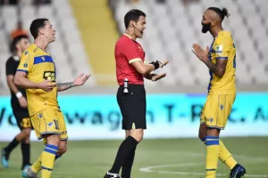Το ΑΠΟΕΛ βελτιώθηκε... αγχώθηκε αλλά "έσπασε το ρόδι" (φώτος)