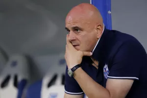 Σκέφτεται διάφορα