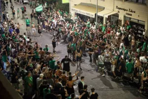 ΧΑΜΟΣ στο οίκημα των "Lakatamia Fans"/ Αποθεώθηκε η αποστολή! (ΦΩΤΟΣ/ΒΙΝΤΕΟ)
