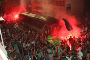 ΧΑΜΟΣ στο οίκημα των "Lakatamia Fans"/ Αποθεώθηκε η αποστολή! (ΦΩΤΟΣ/ΒΙΝΤΕΟ)