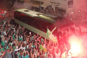 ΧΑΜΟΣ στο οίκημα των "Lakatamia Fans"/ Αποθεώθηκε η αποστολή! (ΦΩΤΟΣ/ΒΙΝΤΕΟ)
