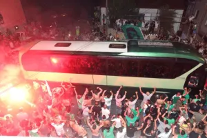 ΧΑΜΟΣ στο οίκημα των "Lakatamia Fans"/ Αποθεώθηκε η αποστολή! (ΦΩΤΟΣ/ΒΙΝΤΕΟ)