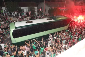 ΧΑΜΟΣ στο οίκημα των "Lakatamia Fans"/ Αποθεώθηκε η αποστολή! (ΦΩΤΟΣ/ΒΙΝΤΕΟ)