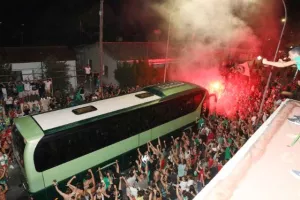 ΧΑΜΟΣ στο οίκημα των "Lakatamia Fans"/ Αποθεώθηκε η αποστολή! (ΦΩΤΟΣ/ΒΙΝΤΕΟ)