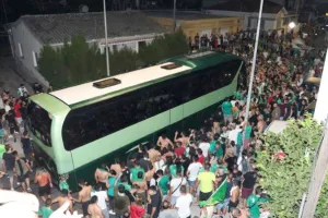 ΧΑΜΟΣ στο οίκημα των "Lakatamia Fans"/ Αποθεώθηκε η αποστολή! (ΦΩΤΟΣ/ΒΙΝΤΕΟ)