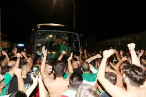 ΧΑΜΟΣ στο οίκημα των "Lakatamia Fans"/ Αποθεώθηκε η αποστολή! (ΦΩΤΟΣ/ΒΙΝΤΕΟ)