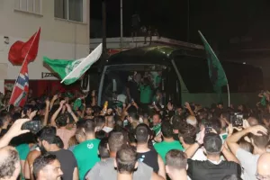 ΧΑΜΟΣ στο οίκημα των "Lakatamia Fans"/ Αποθεώθηκε η αποστολή! (ΦΩΤΟΣ/ΒΙΝΤΕΟ)