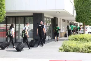 (Φώτος/βίντεο) Στο ξενοδοχείο η αποστολή της Ομόνοιας 
