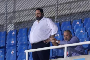 Συνοφρυωμένος... ο Μαρινάκης 