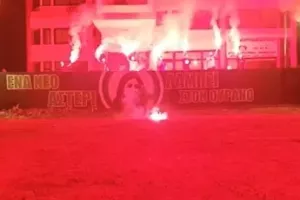 ΘΥΡΑ 9/"Σκεύη τραγούδα δυνατά..." (βίντεο)