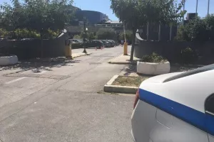 Τρία περιπολικά έξω από το ξενοδοχείο της ΑΕΚ