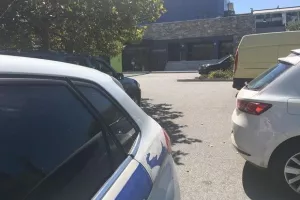 Τρία περιπολικά έξω από το ξενοδοχείο της ΑΕΚ