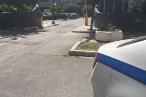 Τρία περιπολικά έξω από το ξενοδοχείο της ΑΕΚ