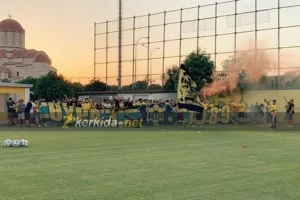 "Ντόπες" με πυρσούς οι ΑΕΛίστες ενόψει ΑΠΟΕΛ (φώτος)