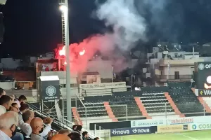 ΦΩΤΟΣ/Φωτοβολίδες και συνθήματα... από τις πολυκατοικίες