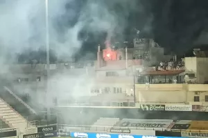 ΦΩΤΟΣ/Φωτοβολίδες και συνθήματα... από τις πολυκατοικίες
