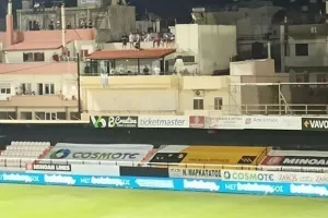 ΦΩΤΟΣ/Φωτοβολίδες και συνθήματα... από τις πολυκατοικίες