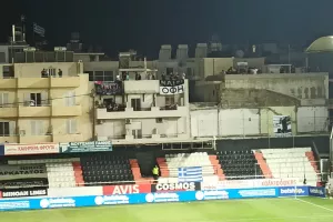 ΦΩΤΟΣ/Φωτοβολίδες και συνθήματα... από τις πολυκατοικίες
