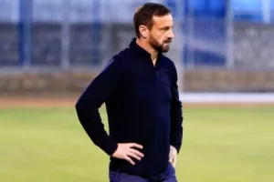 Ραντεβού Καρυπίδη - Μάντζιου με φόντο τον πάγκο του Άρη