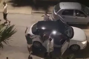 Ανανέωσε και του έκακαν καντάδα οι συμπαίκτες του (βίντεο)