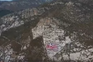 Τουρκικό drone έριξε κόκκινη μπογιά σε ελληνική σημαία (βίντεο)