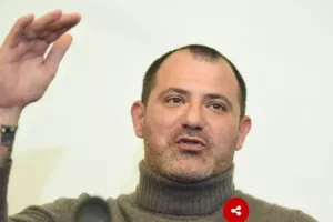 Τον παρακολουθούν